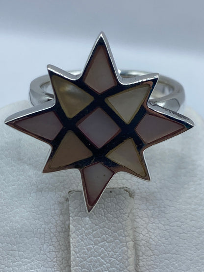 Detalle del centro del anillo estrella con las piedras multicolor y la plata pulida