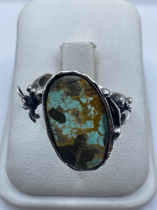 Anillo de plata ajustable con piedra natural engastada a mano, vista frontal