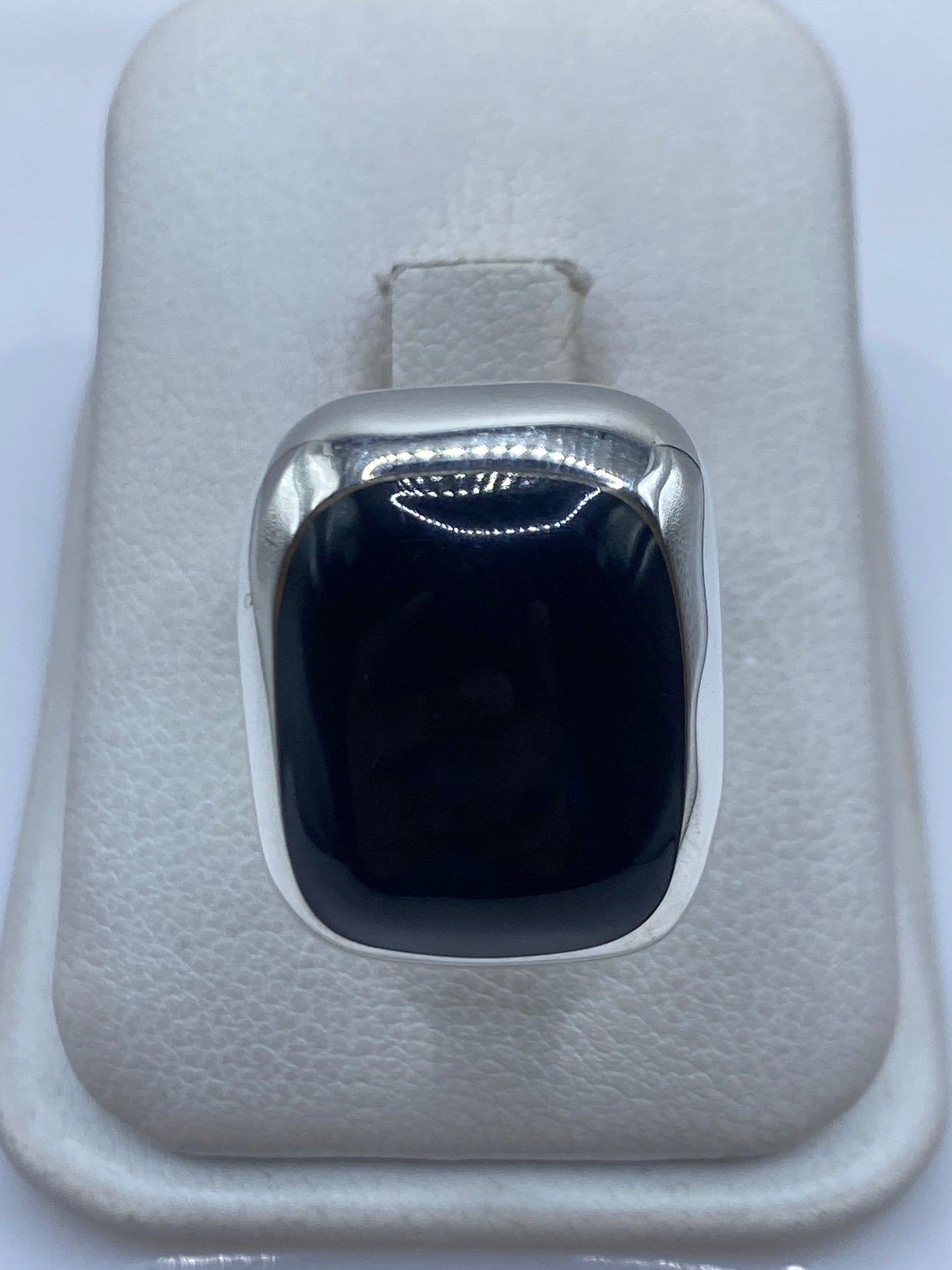 Anillo de plata .925 con ónix negro sobre dedo, mostrando el engaste minimalista