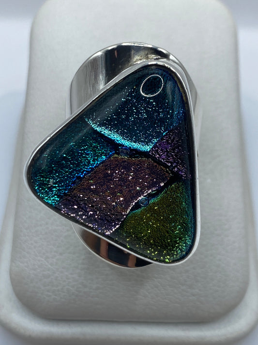 Anillo de plata con piedras multicolores en diseño geométrico triangular