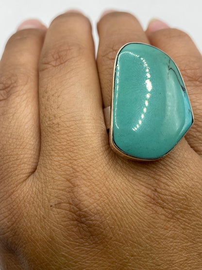 Reverso del anillo mostrando el Quinto .950 y la banda de plata pulida
