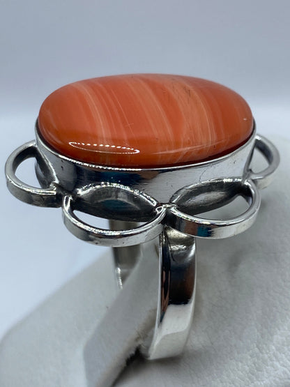 Detalle del anillo puesto en la mano, mostrando el tamaño y la adaptabilidad