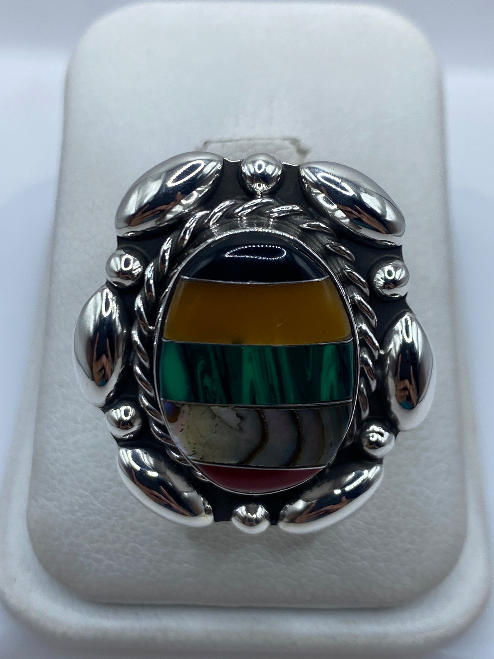 Anillo de plata .925 ajustable con malaquita verde engastada, visto de frente sobre fondo blanco