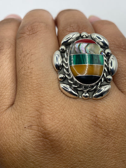Reverso del anillo mostrando el Quinto .925 grabado en la base de plata