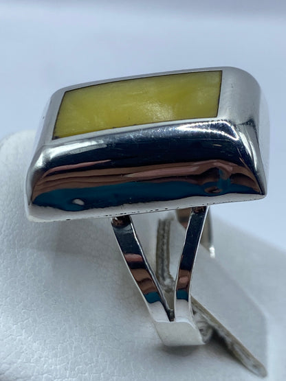 Detalle del engaste a mano de la piedra amarilla en plata .925