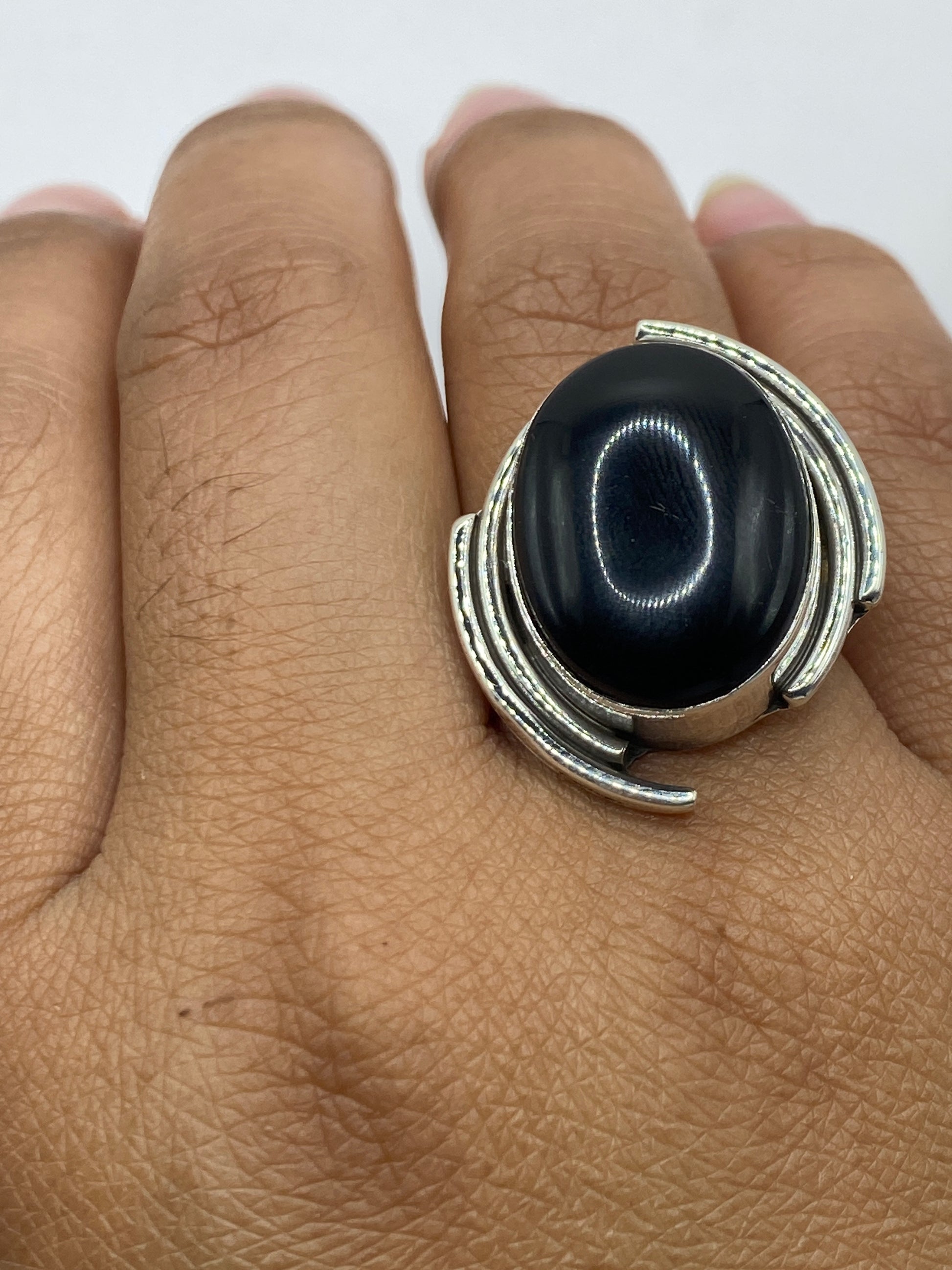 Vista inferior del anillo con hallmark .925 y mecanismo de ajuste invisible