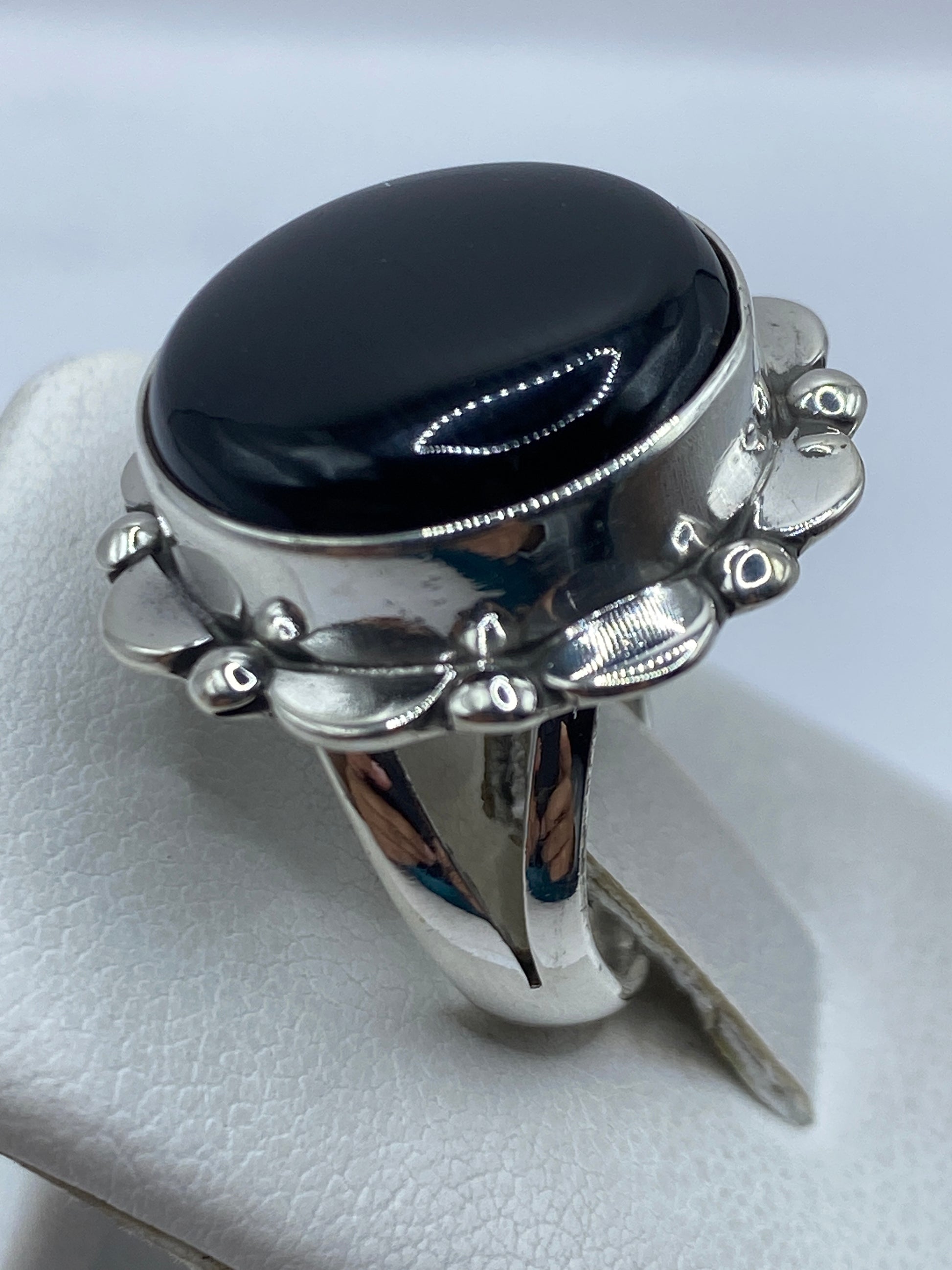 Anillo puesto en mano de mujer mostrando el contraste del ónix negro con la plata brillante