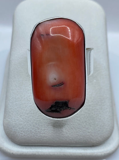 Anillo de plata ajustable con piedra engastada sobre fondo blanco, vista superior