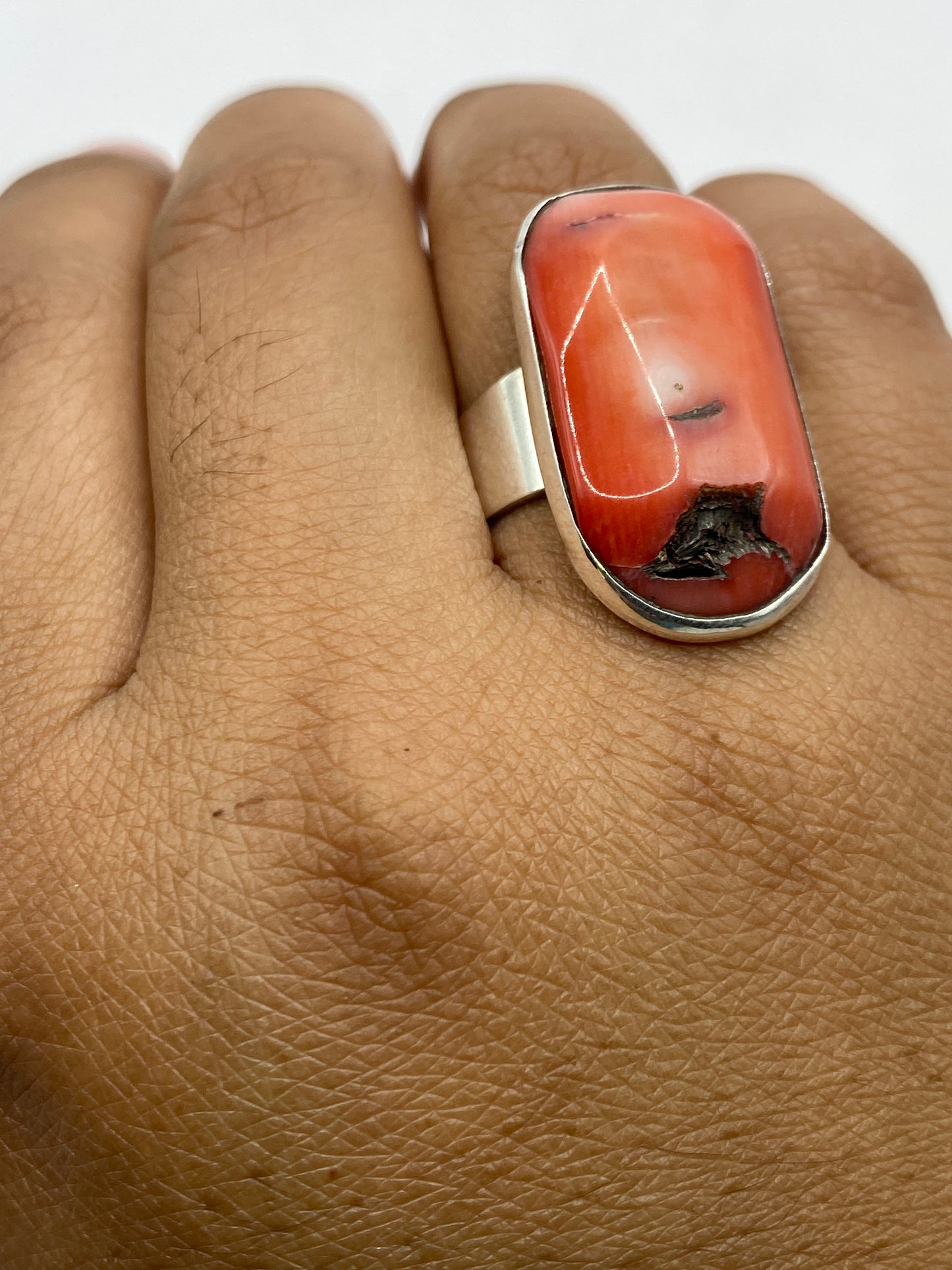 Anillo ajustable sobre báscula mostrando peso de 10.6 gramos y Quinto .925