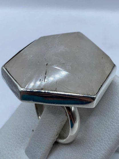 Detalle del cuarzo transparente engastado en el diseño hexagonal de plata