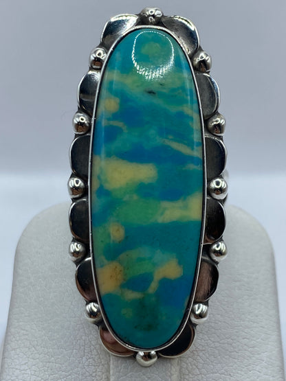 Detalle de la piedra azul y el engaste a mano en plata de Taxco