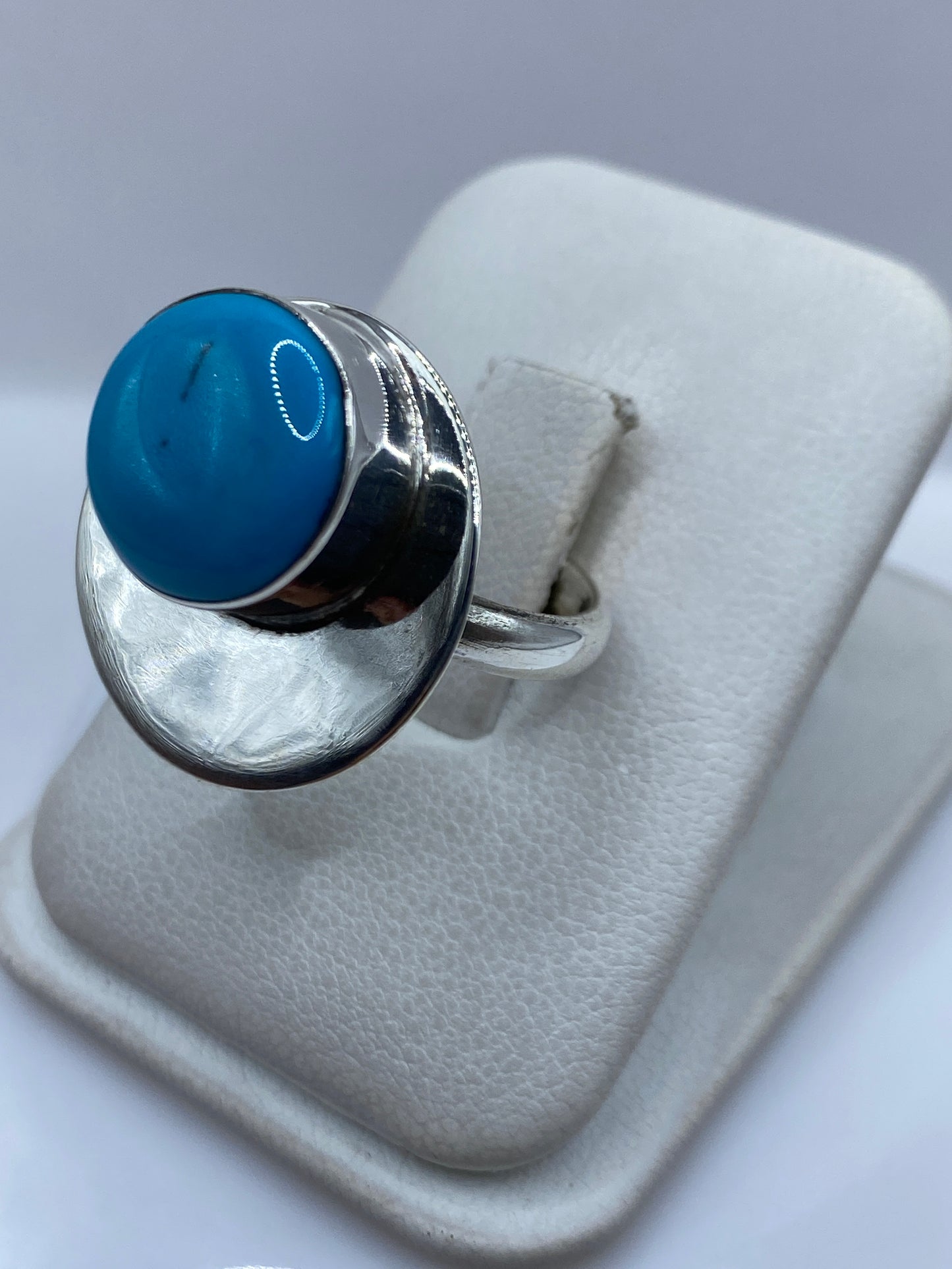Detalle del engaste a mano de la turquesa en plata .925