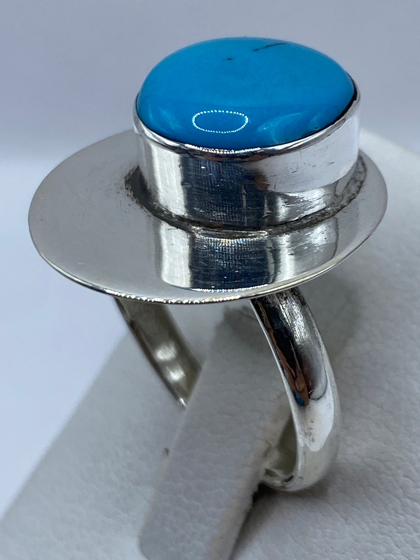 Anillo visto desde arriba mostrando el círculo generoso de la montura