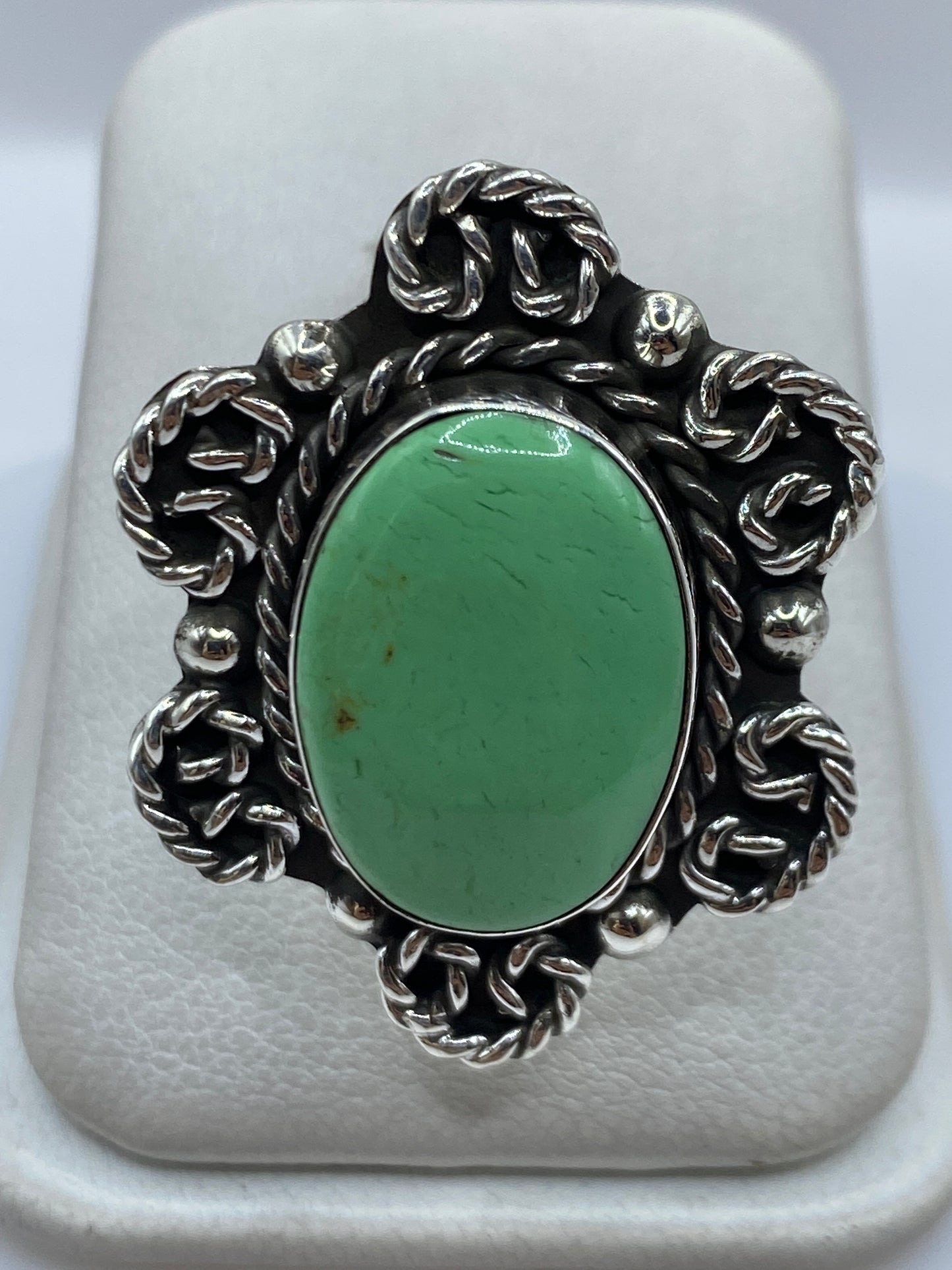 Anillo de plata .925 con piedra verde engastada, vista frontal sobre fondo blanco