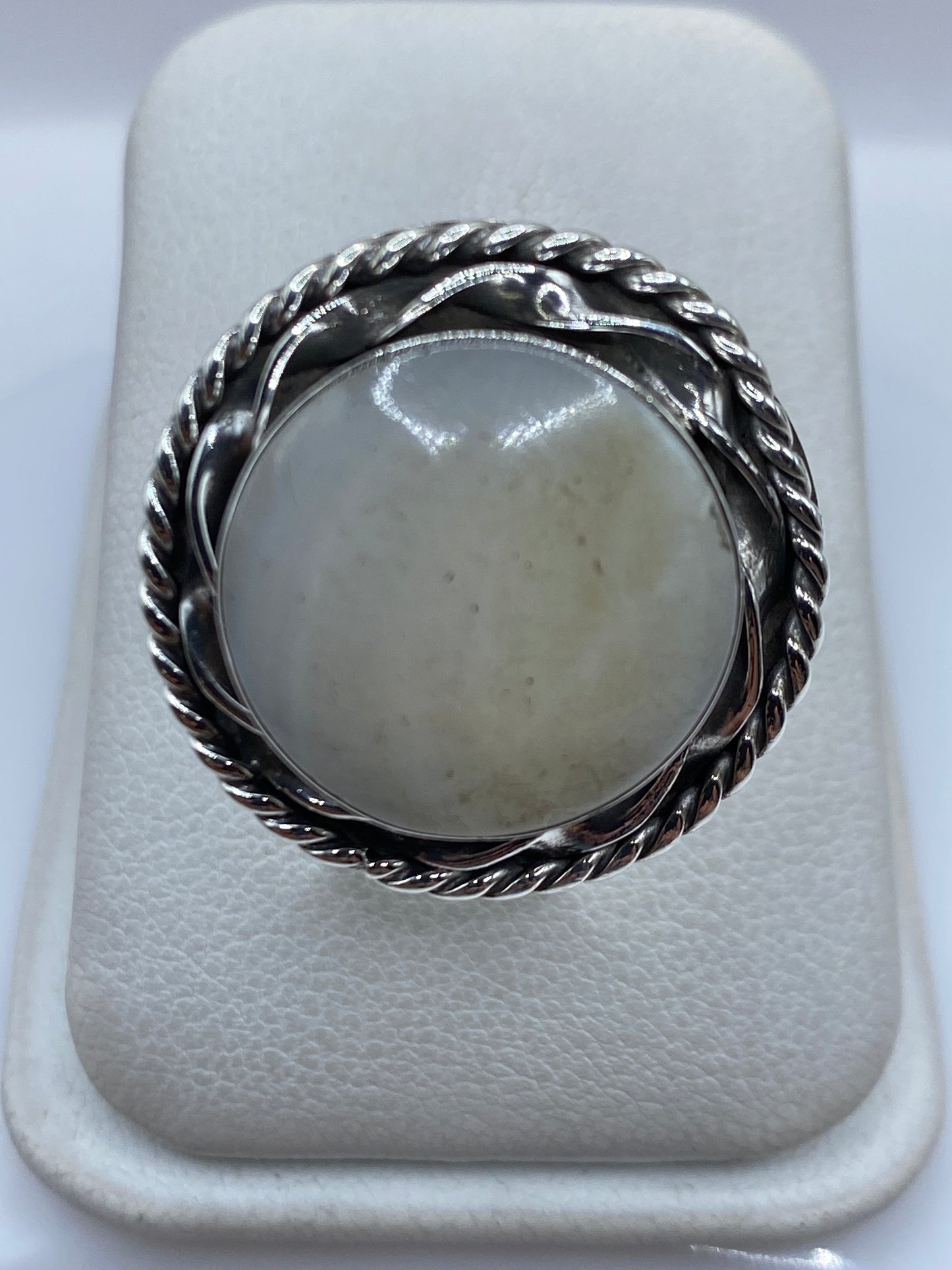 Anillo de plata ajustable con perla blanca en vitrina