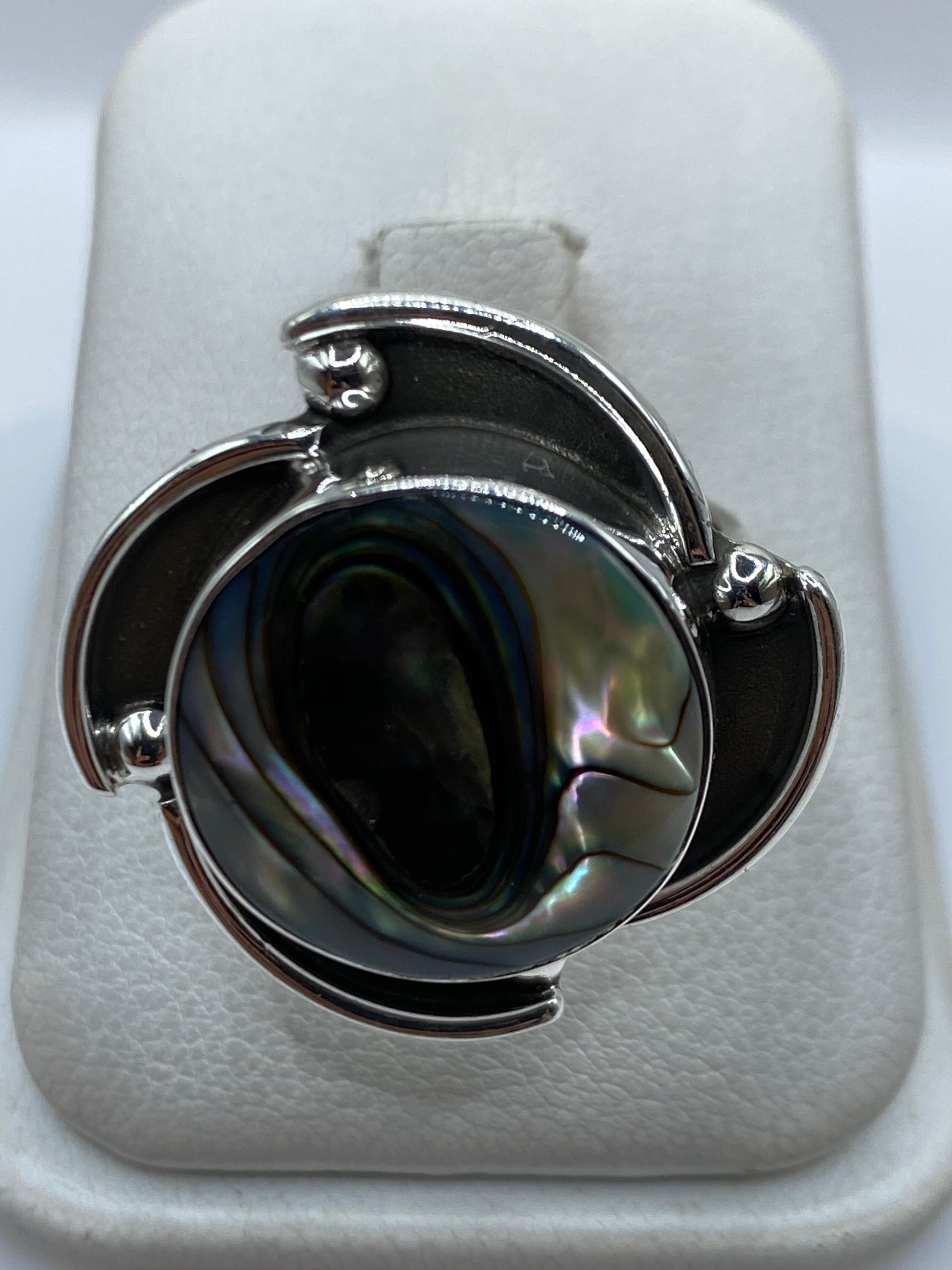Anillo de plata escultórico ajustable con piedra incrustada a mano, vista frontal