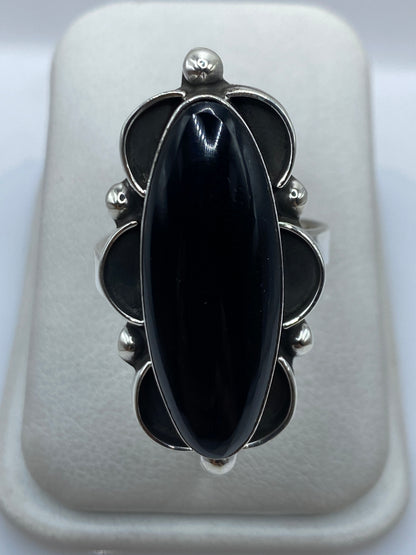 Anillo ajustable de plata .925 con ónix negro engastado, vista frontal sobre fondo blanco