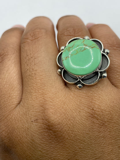 Anillo sobre fondo blanco con grabado del Quinto .925 visible en la banda