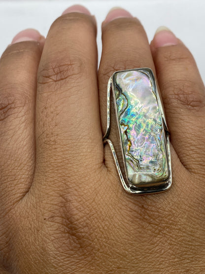 Anillo sobre fondo blanco mostrando la calidad del pulido y el engaste
