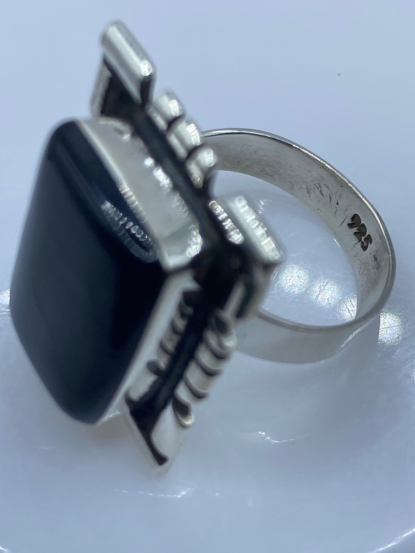 Vista del interior del anillo con el Quinto .925 grabado, certificado de autenticidad de Taxco