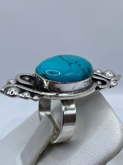 Anillo turquesa ajustable en mano de mujer, mostrando el color azul cielo