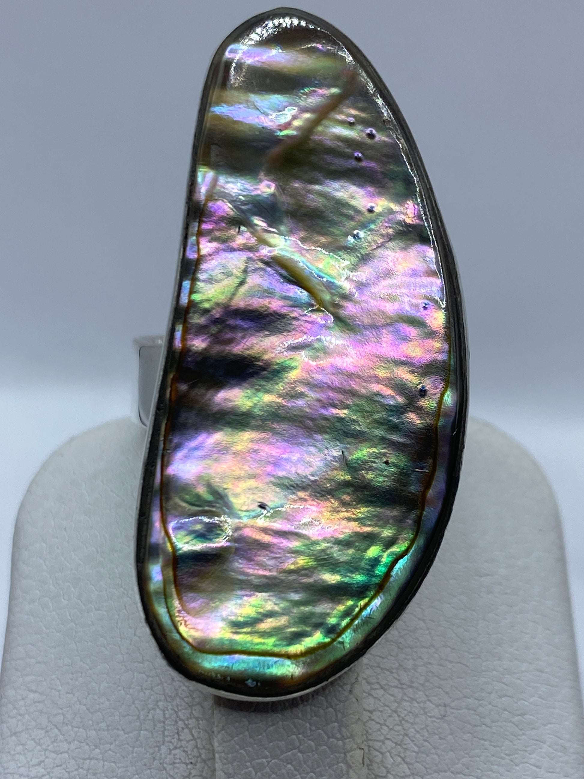 Anillo ajustable en la mano mostrando la flexibilidad del diseño