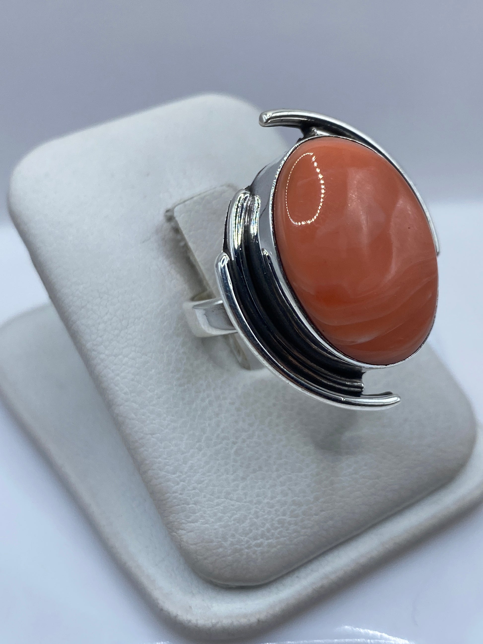 Vista lateral del anillo con coral engastado en plata .925 mostrando el volumen