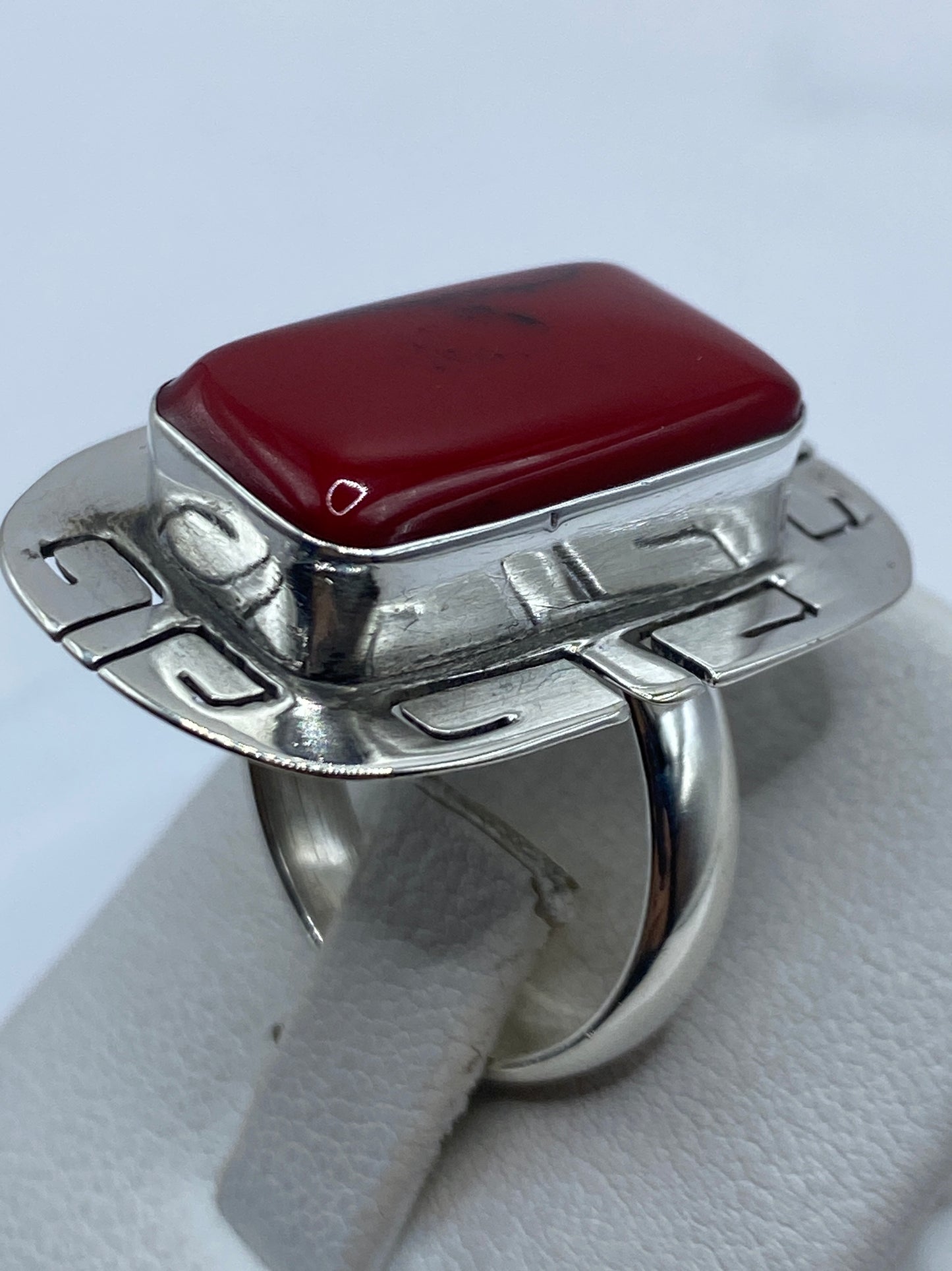 Anillo de coral rojo en plata en la mano de una mujer, talla ajustable