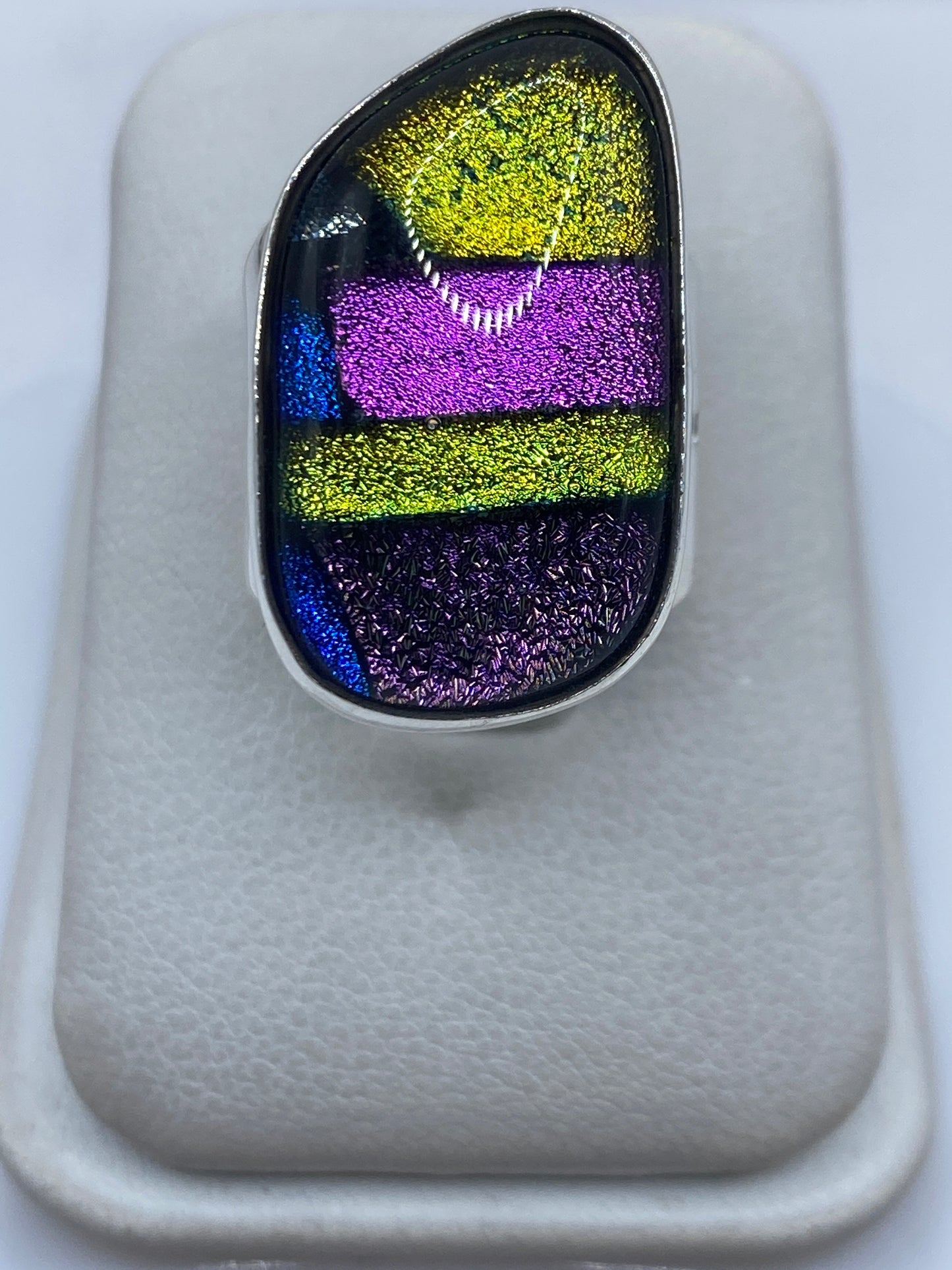 Anillo de plata .925 con capas de color multicolor en diseño geométrico visto desde arriba