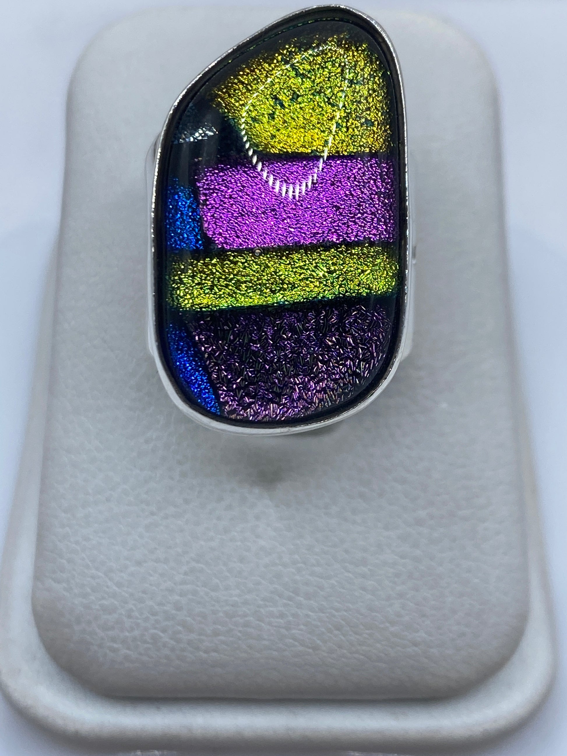 Anillo de plata .925 con capas de color multicolor en diseño geométrico visto desde arriba