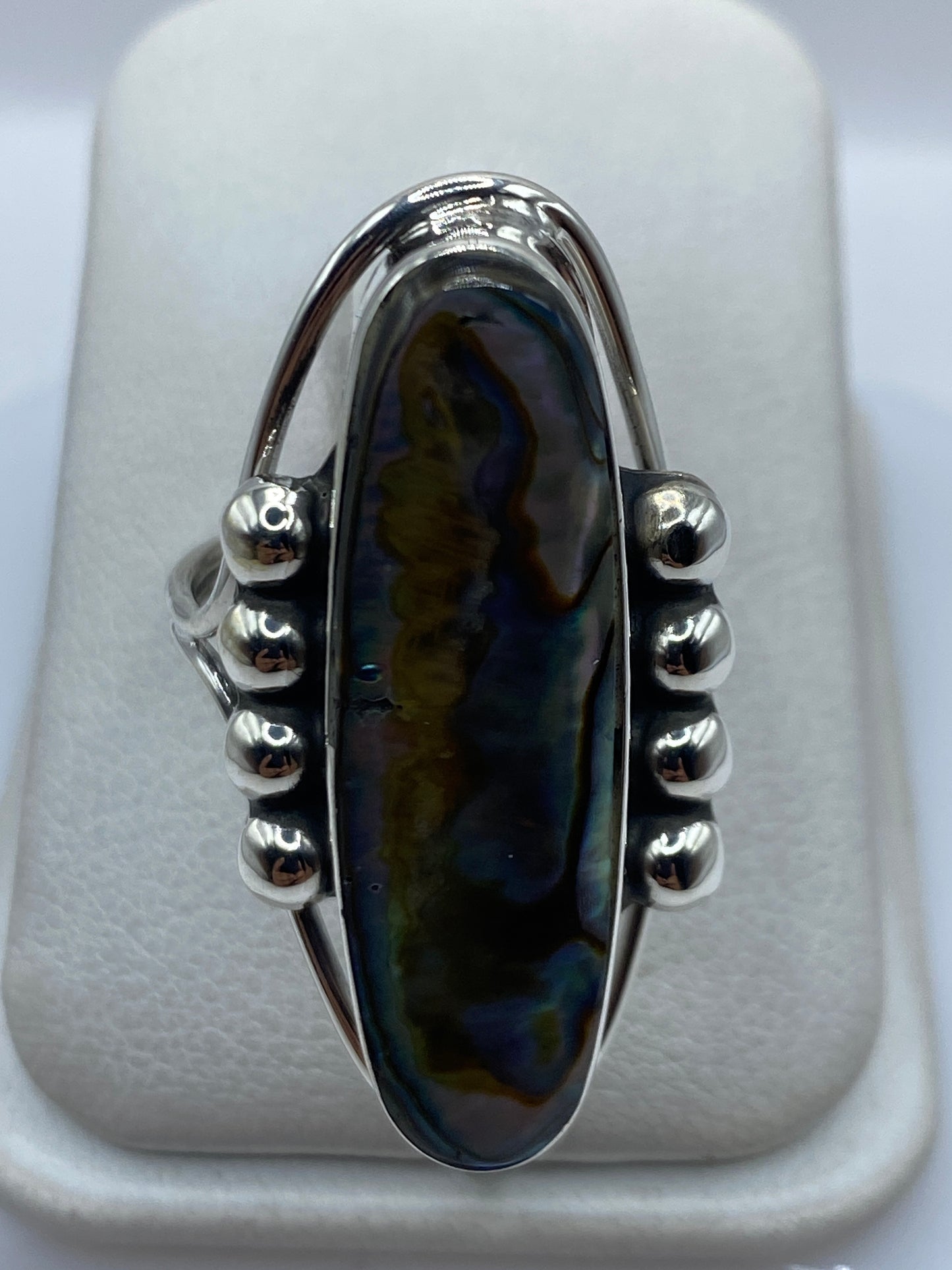 Anillo de plata .925 con piedra engastada a mano, vista frontal sobre fondo blanco