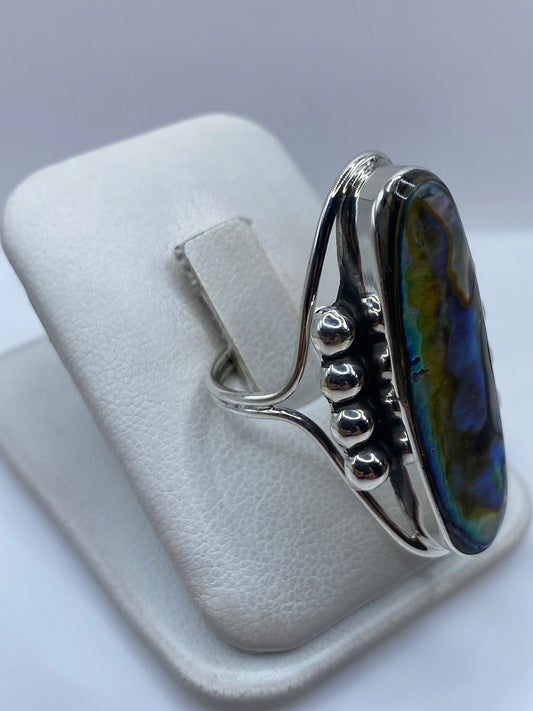 Detalle lateral del anillo mostrando el engaste precisión y los bordes pulidos