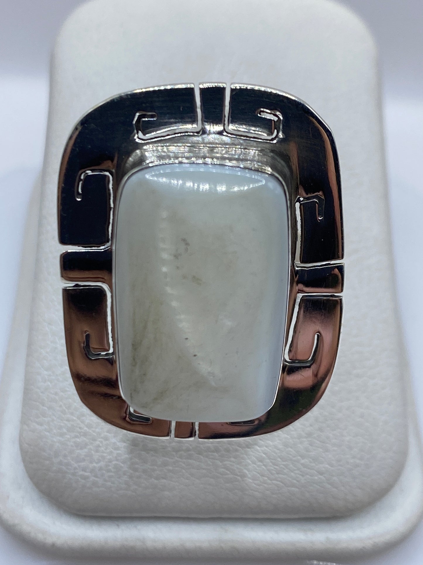 Anillo ajustable de plata con perla blanco cremoso visto desde arriba en estuche blanco
