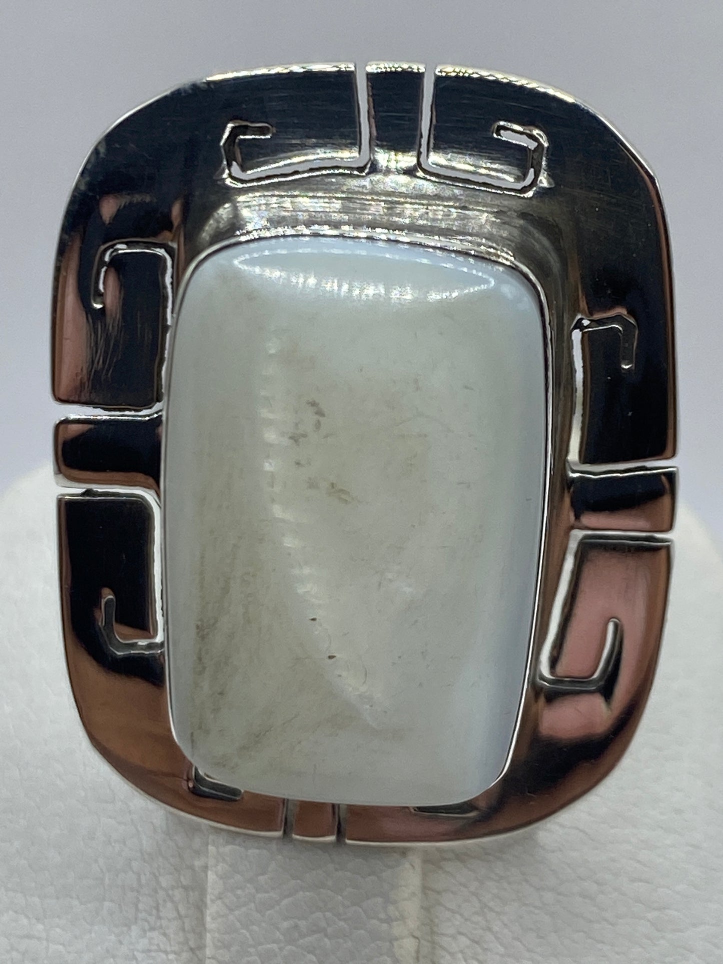 Anillo de perla puesto en dedo de mujer mostrando proporcion y elegancia