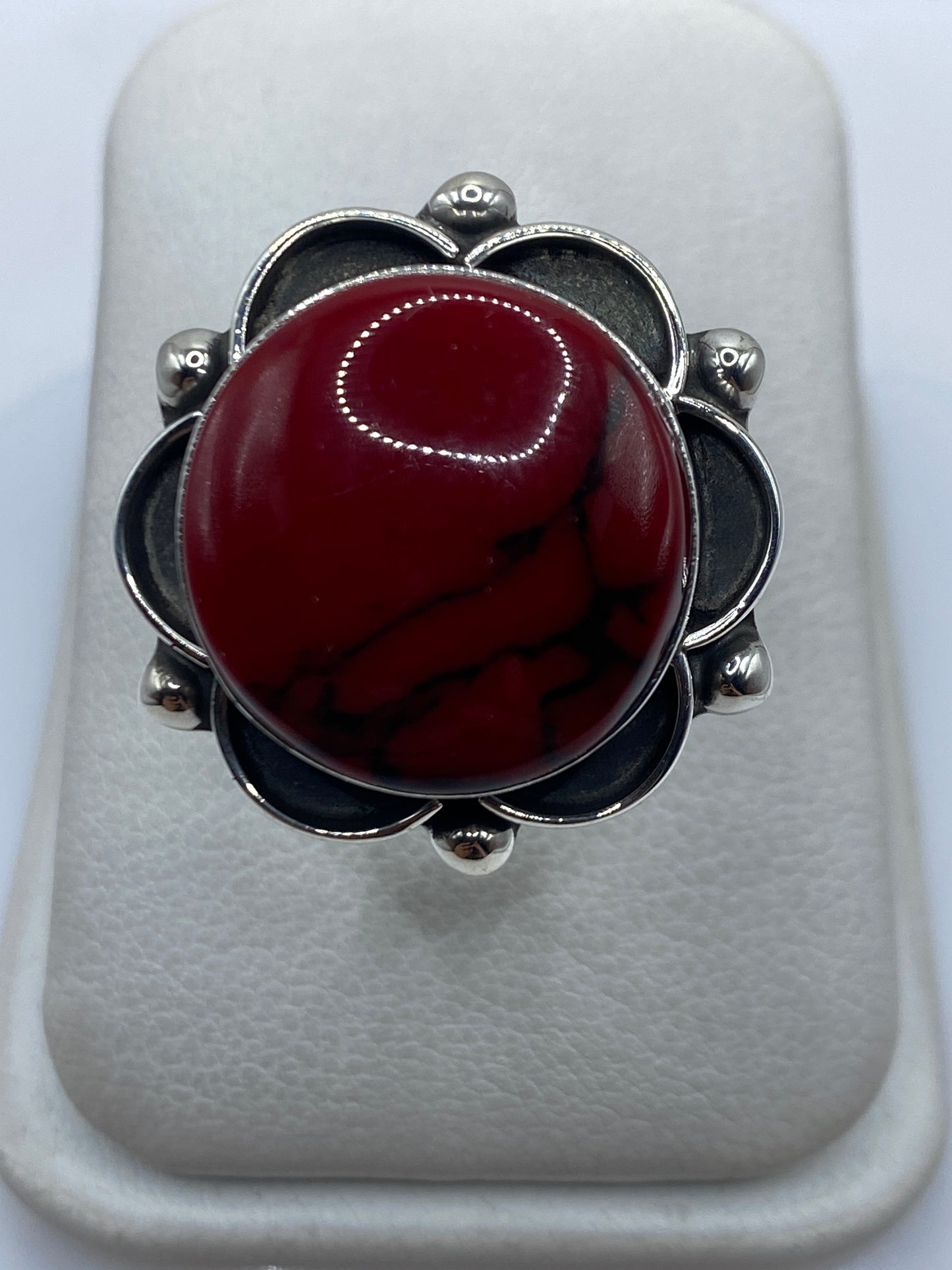 Anillo de plata ajustable con coral rojo y onix negro en forma de flor, vista superior