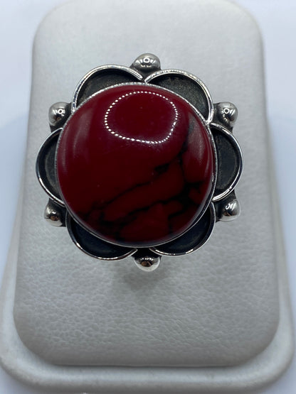 Anillo de plata ajustable con coral rojo y onix negro en forma de flor, vista superior