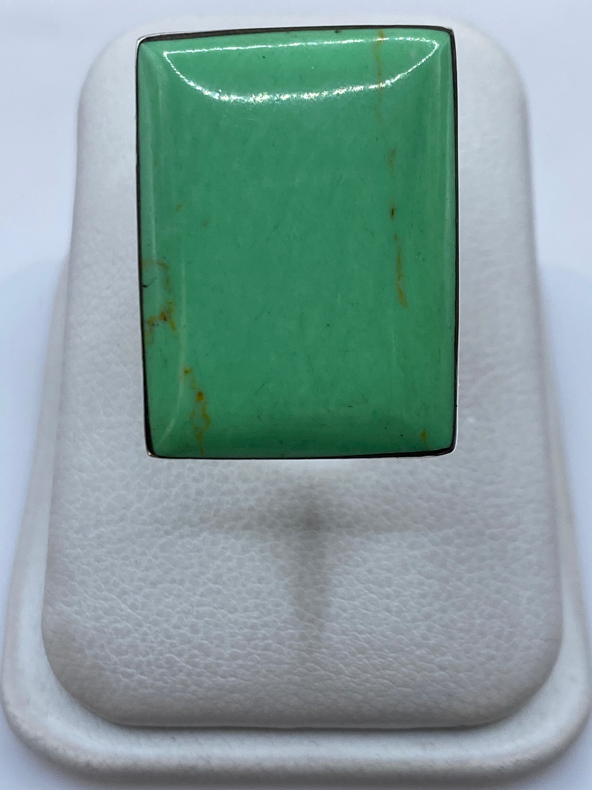 Anillo de plata .925 con piedra verde rectangular engastada a mano