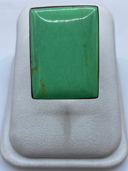 Anillo de plata .925 con piedra verde rectangular engastada a mano