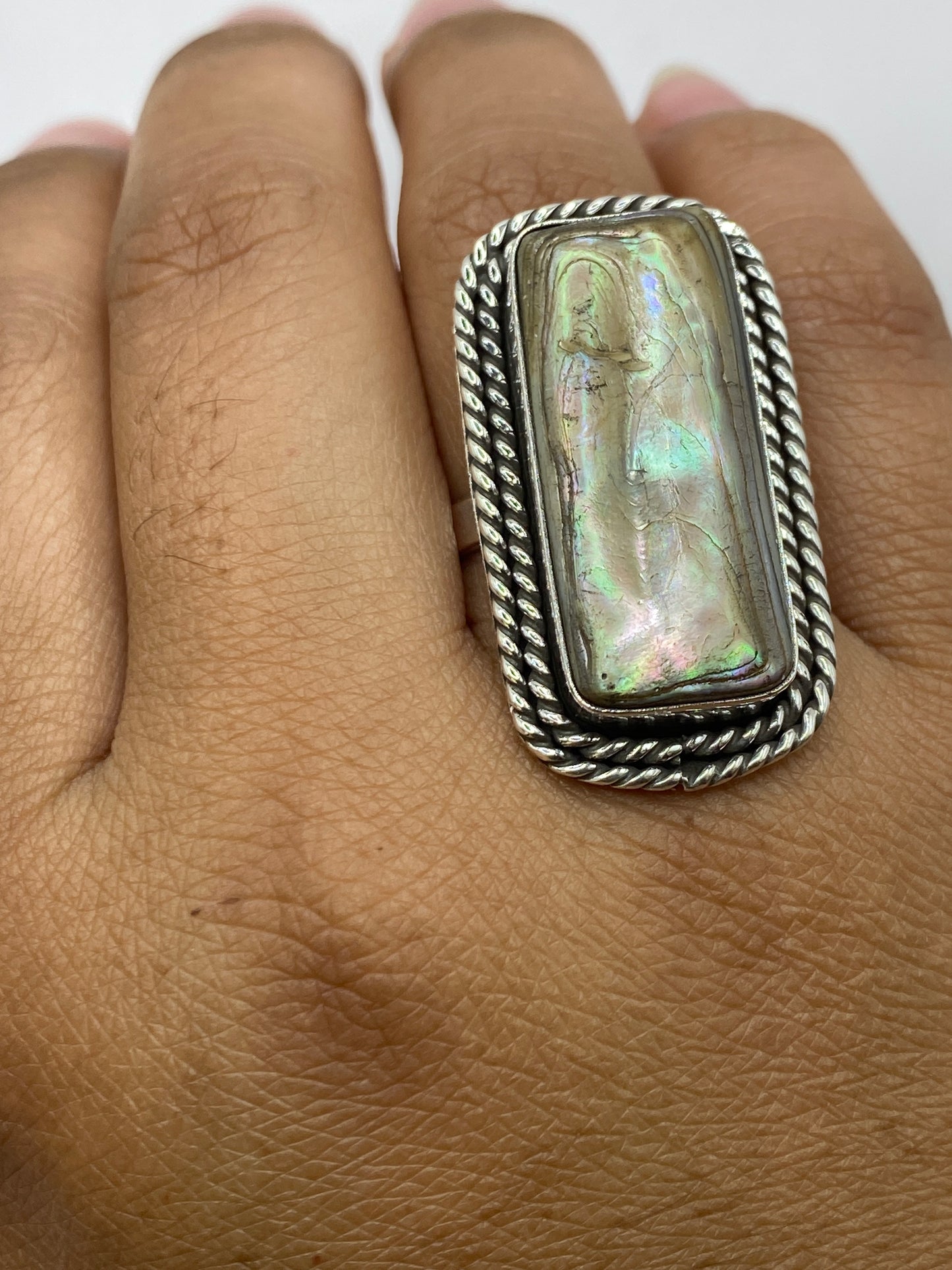 Anillo sobre báscula mostrando peso de 12.2 g