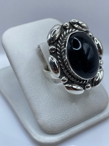Anillo Vintage plata .925 con ónix en mano, mostrando el tamaño y brillo