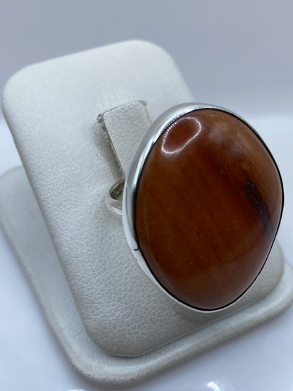 Anillo ajustable de plata pura mostrando el engaste de piedra desde el lateral