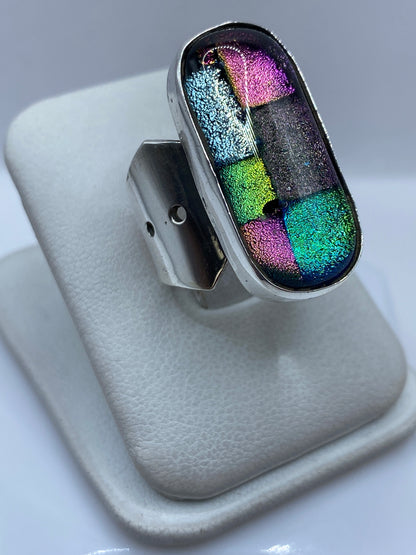 Vista frontal del anillo multicolor con efecto espejo y brillo