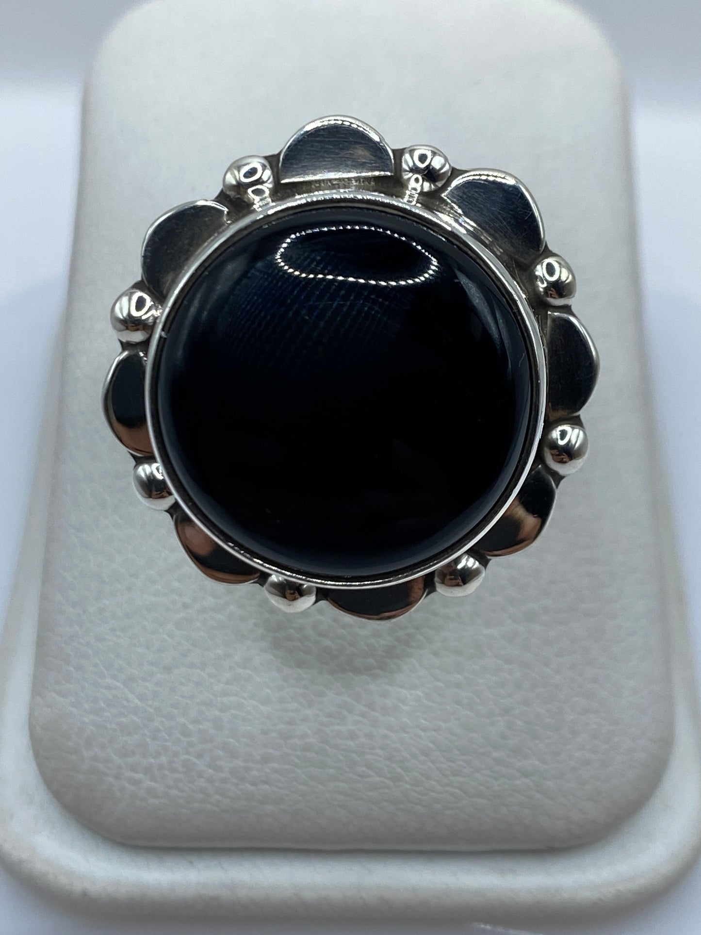 Anillo de plata .925 con ónix negro engastada, vista frontal sobre dedo