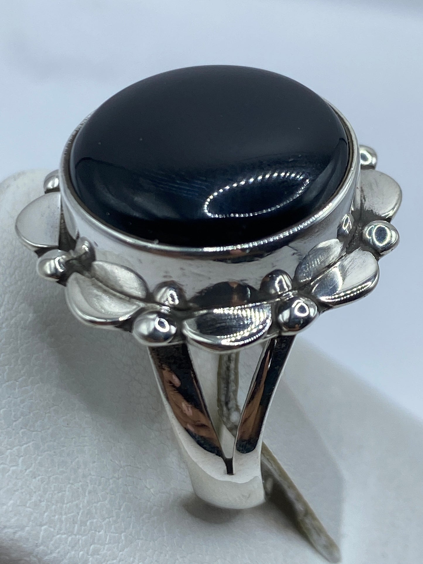 Anillo de ónix desde el lateral, mostrando el engaste a mano y el Quinto .925