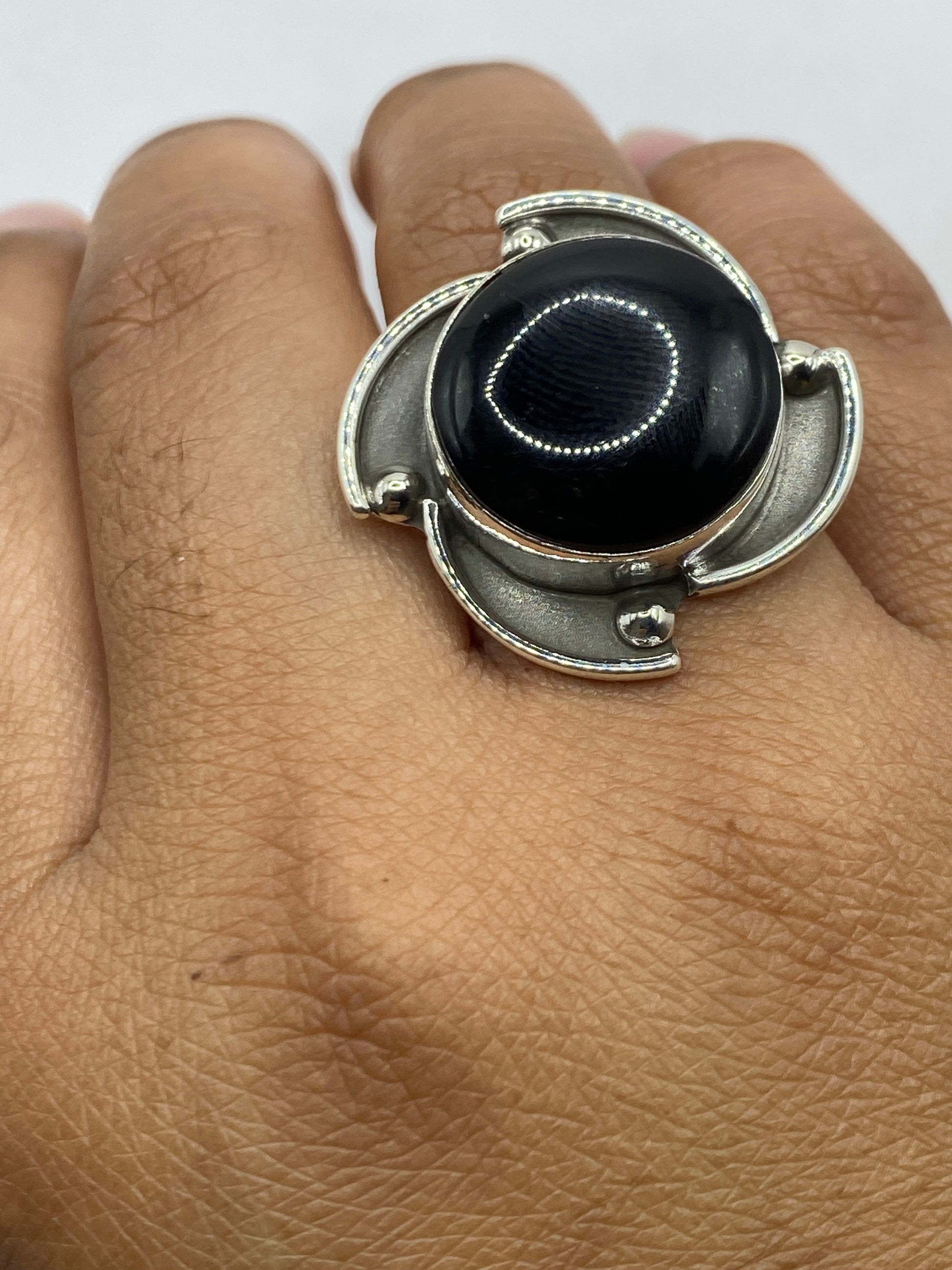 Anillo ónix ajustable en la mano mostrando la elegancia clásica art-déco