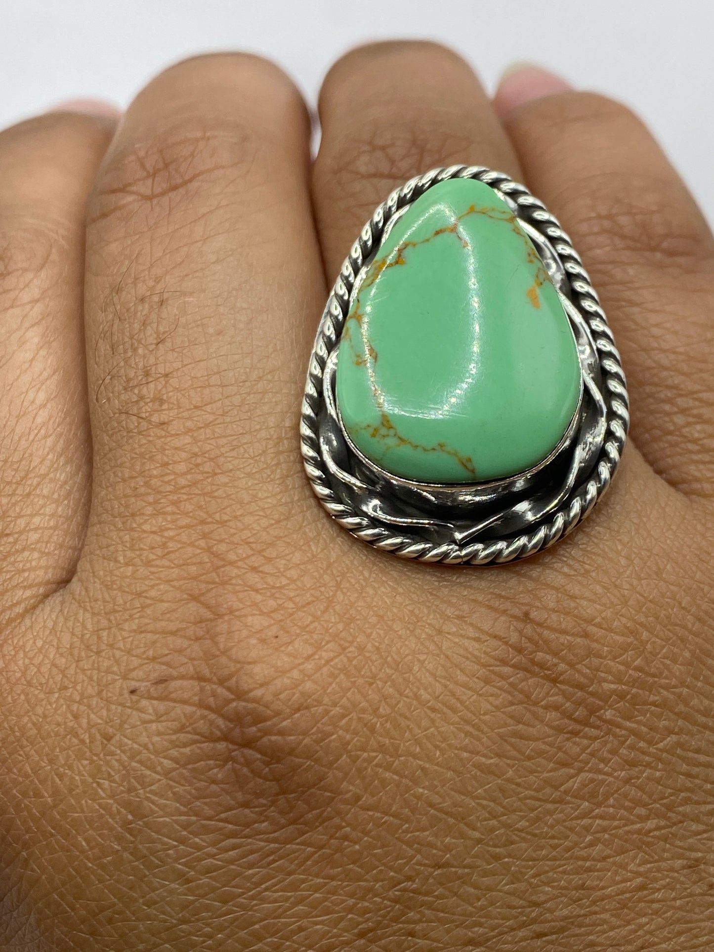 Anillo sobre fondo gris con la marca de Quinto .925 visible en la base