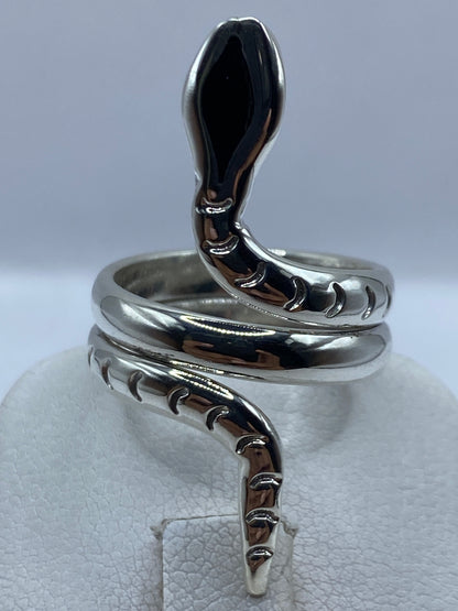 Anillo en dedo con detalle de las bandas giratorias de plata