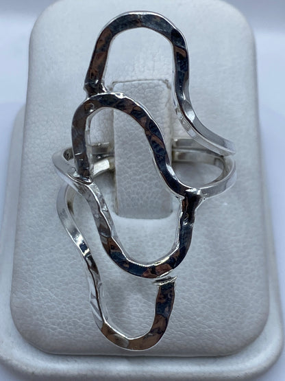 Anillo de plata repujada minimalista en la mano de una mujer