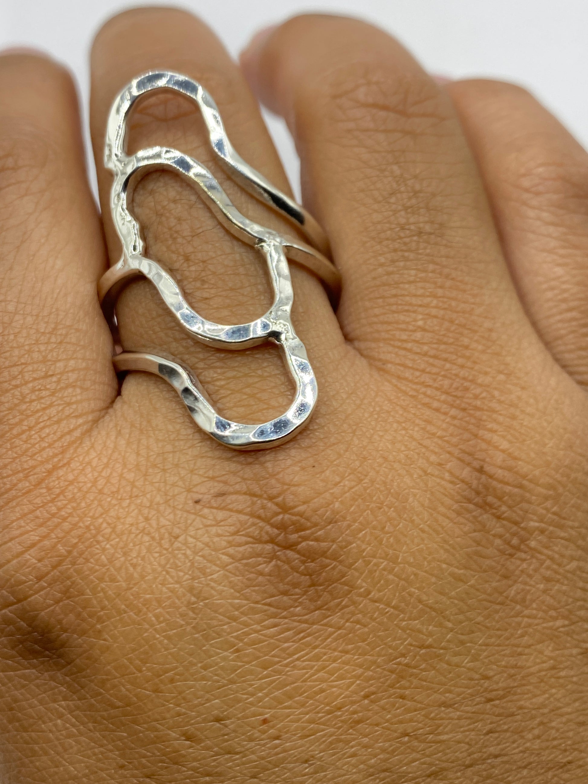 Anillo en la mano mostrando cómo se adapta y el sello .925