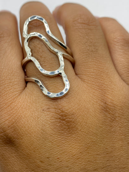 Anillo en la mano mostrando cómo se adapta y el sello .925